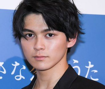 新田真剣佑の弟・眞栄田郷敦は身長が高い！母親の玉美（タマミ・チバ）はハーフ！？美人の姉がいる！画像